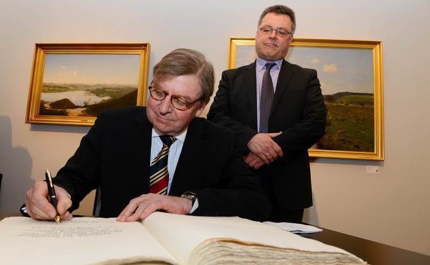 Zur Vernissage trug sich der dänische Botschafter, Per Poulsen-Hansen, ins Goldene Buch von Naumburg ein.