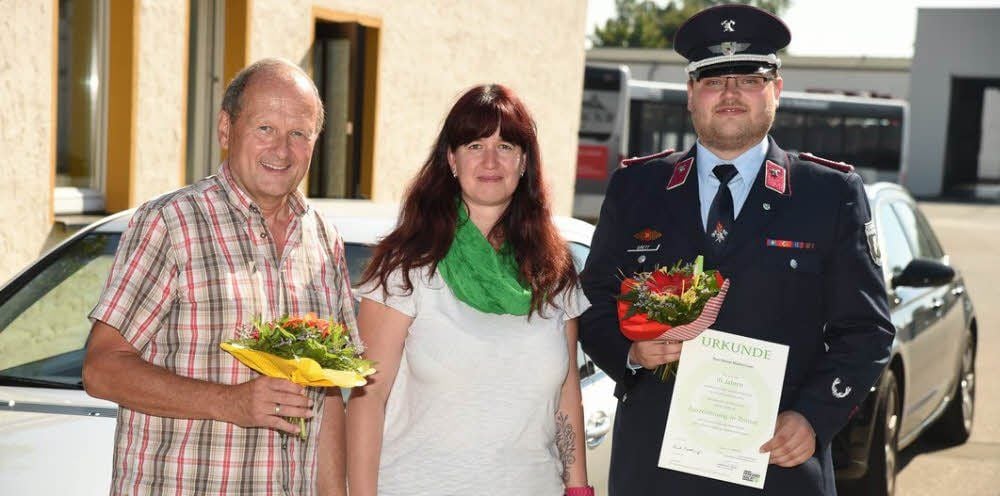 Zwei Urkunden und eine Ehrennadel: Madlen Gruber-Becker, 2. Vorsitzende der Kreisverkehrswacht Burgenlandkreis, zeichnet Norbert Fuchs (l.) und Heiner Grett für vorbildliches Verhalten im Straßenverkehr aus. Fuchs fuhr bisher 40 Jahre, Grett ein Jahrzehnt unfallfrei.