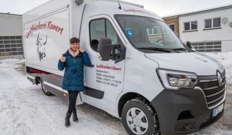Beatrice John ist ab diesem Dienstag mit dem Verkaufsmobil der Landfleischerei Kunert unterwegs.