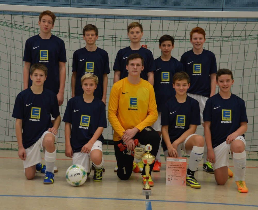 C-Junioren-Kreismeister FC RSK Freyburg (Foto) - hier Tobias Schmidt (hinten, v.l.), Nils Standke, Felix Kaiser, Dominik Schmidt, Constantin Kitzmann sowie Niklas Rohsmannek (vorn, v.l.), Leo Apolle, Max Nürnberger, Till Kirchhoff und Jannes Jungheim (es fehlt Max Schirner) - ist ungeschlagen in die Endrunde der Hallenfußball-Landesmeisterschaft eingezogen.