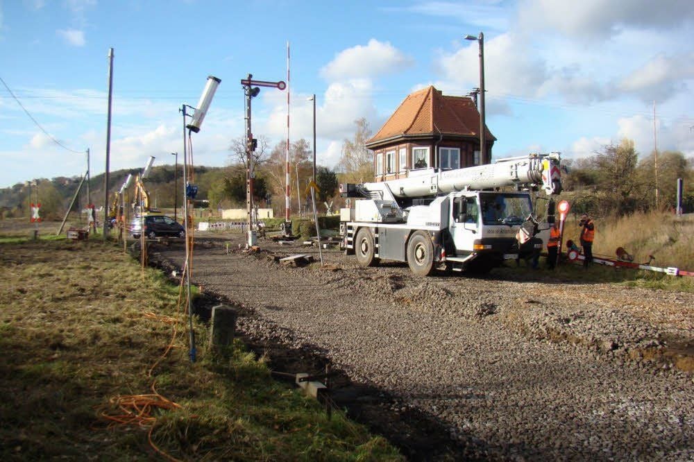 Am einstigen Bahnhof Vitzenburg, an dem Züge nicht mehr halten, werden Weichen zurückgebaut und wird eine Ausweichanschlussstelle geschaffen.