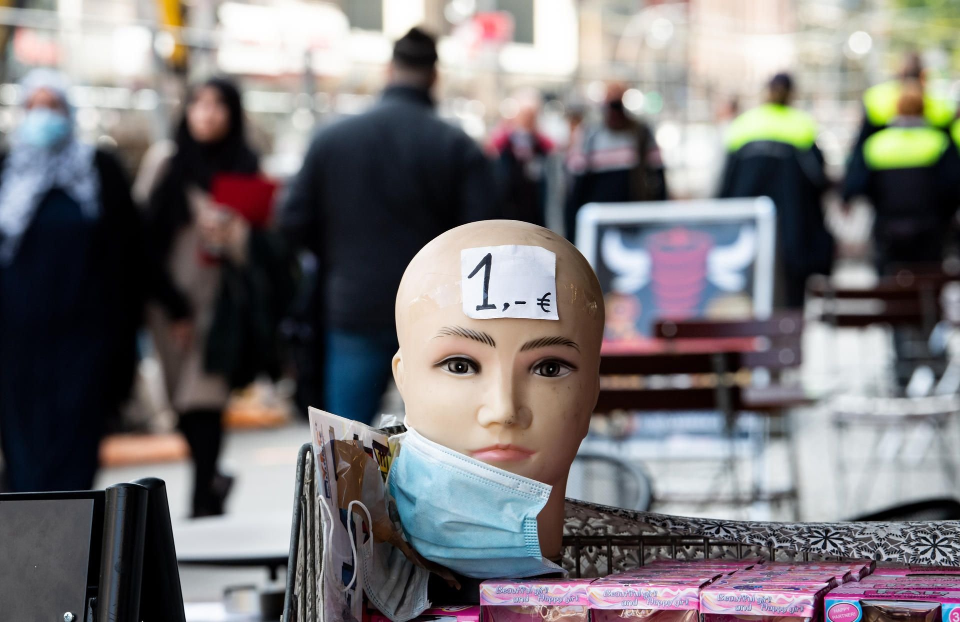 In einem Geschäft werden Einwegmasken für einen Euro angeboten.