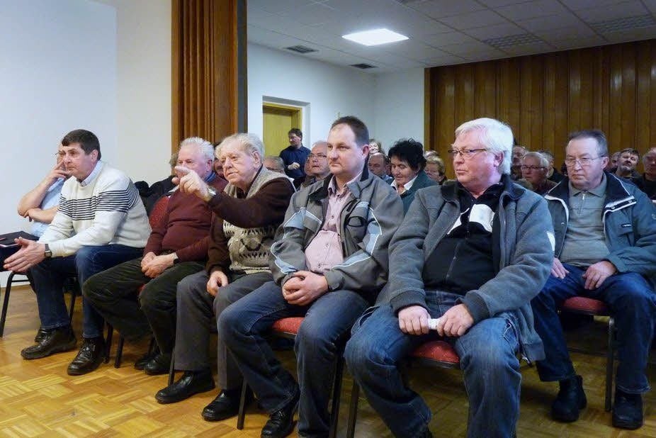 im Bürgerhaus Wetzendorf diskutieren Einwohner mit AZV-Räten.