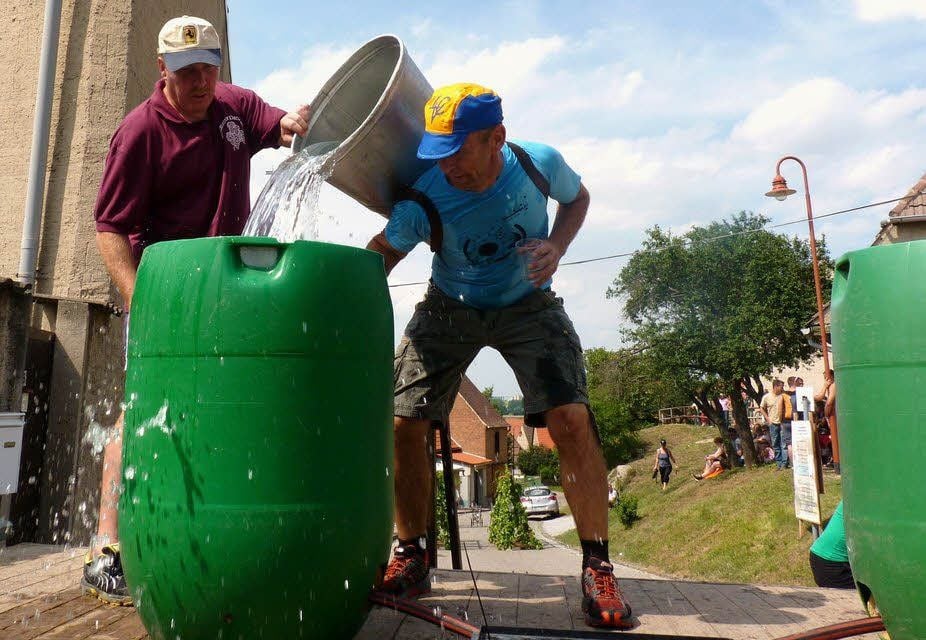 Wasser marsch: Carsten Amelung (l.) gibt Hilfestellung.