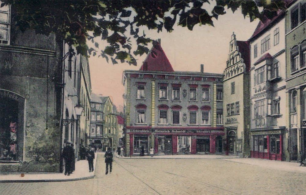 Häuser an der nordwestlichen Marktseite in Naumburg, um 1920.