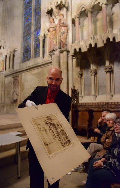 Matthias Ludwig zeigt eines der Dom-Fotos Gustav Adolf Schultzes.