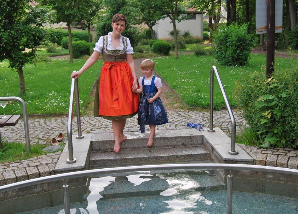 Antje Dreisow noch einmal im Dirndl mit ihrer Tochter Amalia am Tretbecken im Bärenpark.