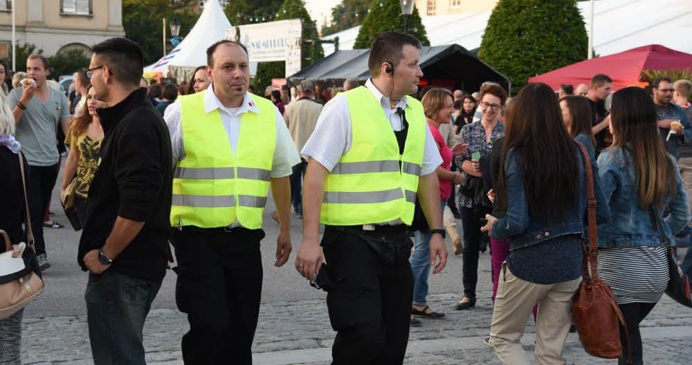 Als Streife im Spektakel unterwegs: Daniel Stobbe (links) und Christian Risch vom Schönburger Unternehmen City Schutz, das in diesem Jahr wieder den Auftrag zur Absicherung der Vogelwiese erhalten hat.