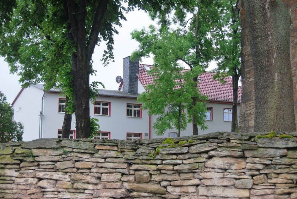 Alt trifft Neu: Modernes Schulungszentrum nahe der Kirche.