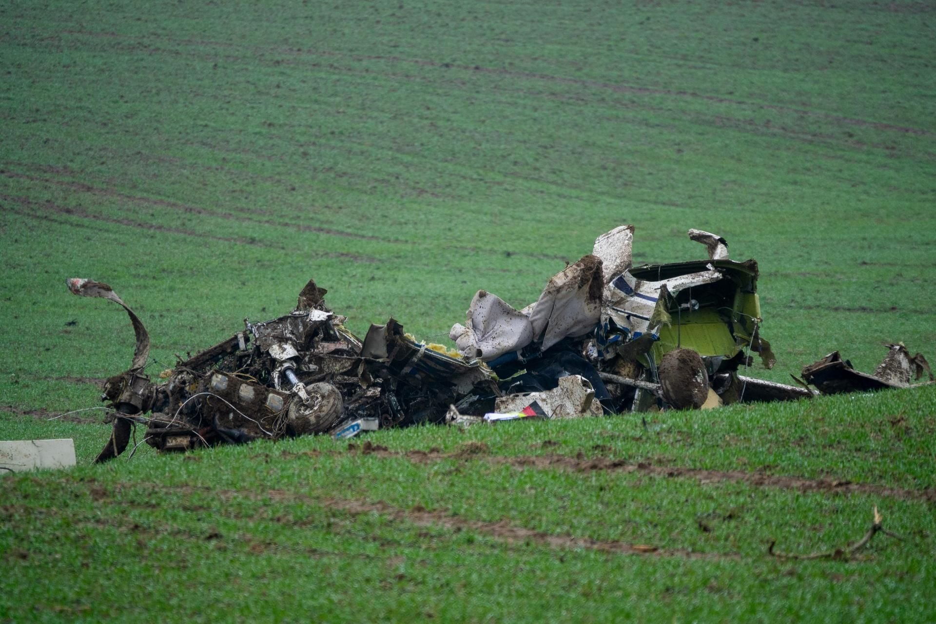 Das Kleinflugzeug ist bei dem Absturz komplett zerstört worden.