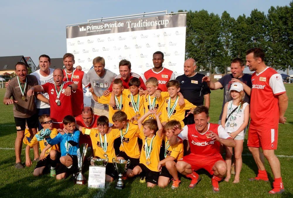 Die F-Junioren der JSG Naumburg mit der Traditionsmannschaft von Union Berlin, in der auch Henryk Lihsa (l.) und Ex-Bundesligaprofi Marco Gebhardt (vorn, 3.v.l.) spielten. Gemeinsam gewannen beide Teams den Mini-Maxi-Cup.