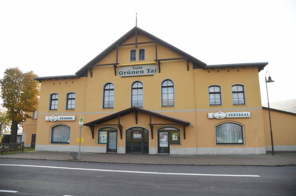 In die Ferienwohnungen im Parterre des Gasthauses „Zum Grünen Tal“ in Kleinjena sollen demnächst 40 Flüchtlinge einziehen.