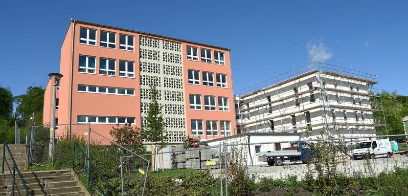 Der Kita-Neubau (rechts) in Kleinjena nimmt Gestalt an und wird Ende August planungsgemäß eröffnet. Ob die Schule saniert wird, ist indes noch offen.