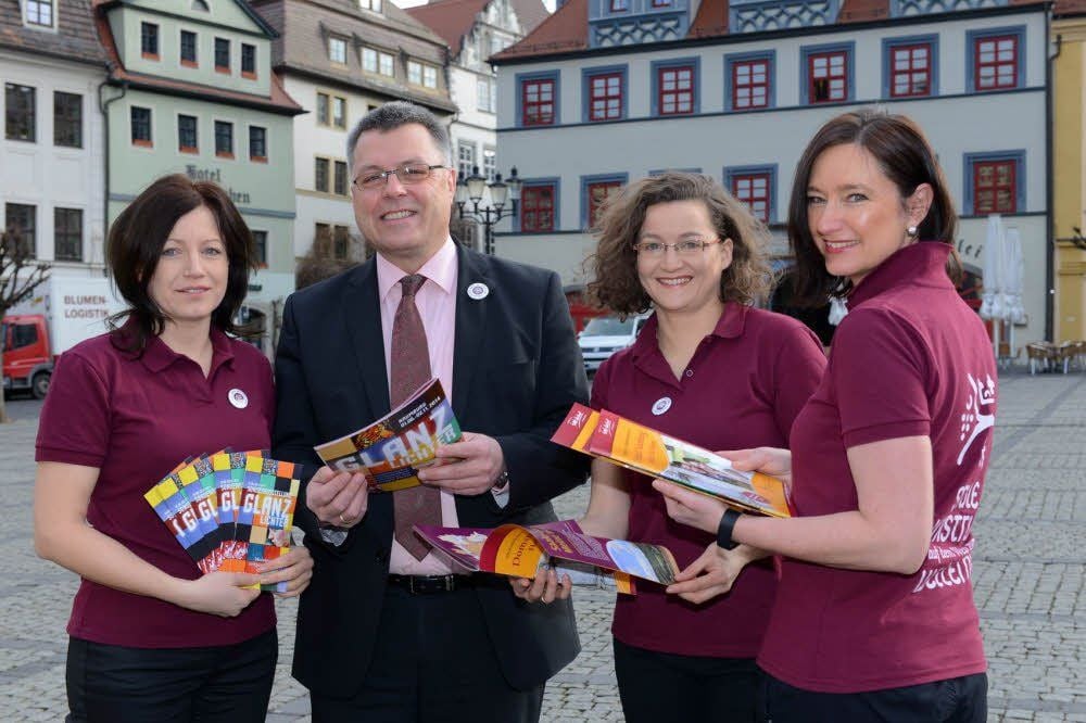 Von Naumburgs Oberbürgermeister Bernward Küper zur ITB in Berlin verabschiedet (v.r.): Annett Einicke, Sina Lehmann und Kerstin Wille.