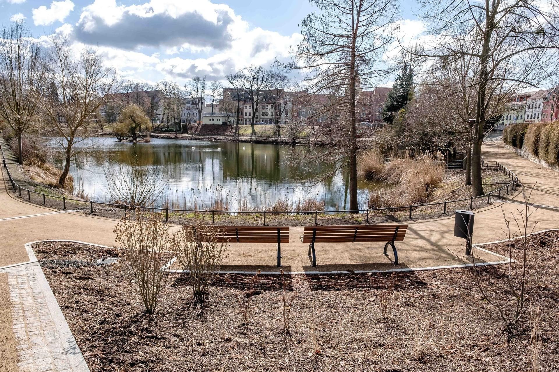Zum Entspannen mit Blick aufs Wasser laden neue Bänke ein, wie hier an der nordwestlichen Ecke des Schwanenteichs.