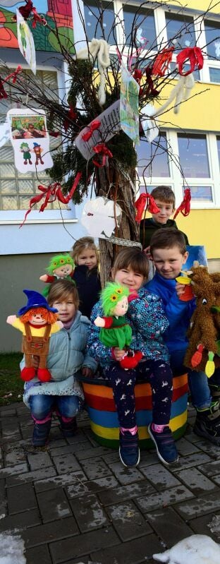 Die Kinder der Kita „Sonnenschein“ in Hettstedt vor ihrem selbstgebastelten Traumzauberbaum. Für ihr Projekt haben sie den ersten Platz beim Gesundheitspreis „Gesund aufwachsen in Hettstedt“ gewonnen.