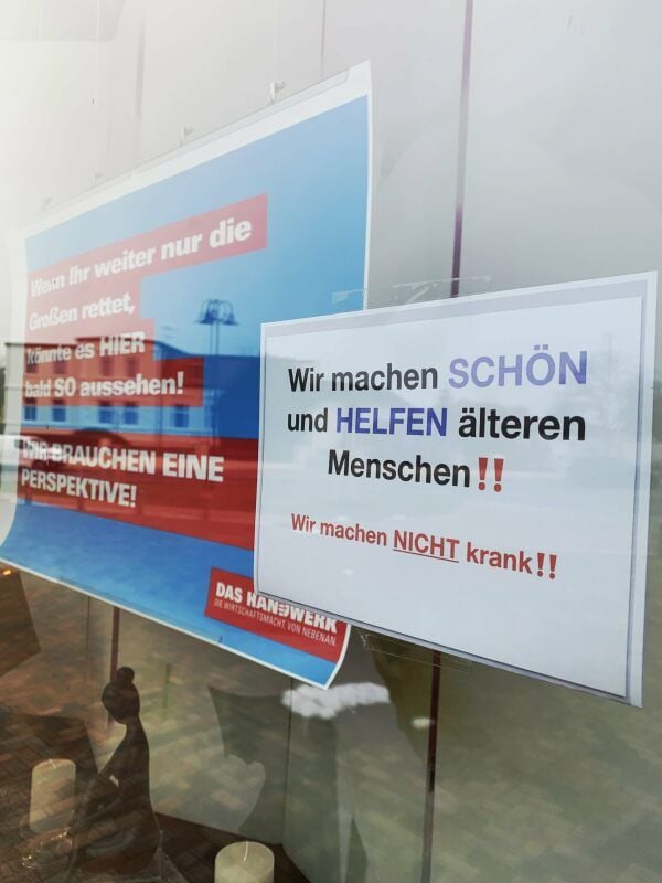 Mit diesen Schildern will Jeanin Muñoz-Thiel auf ihre Situation und die ihrer Kollegen aufmerksam machen.
