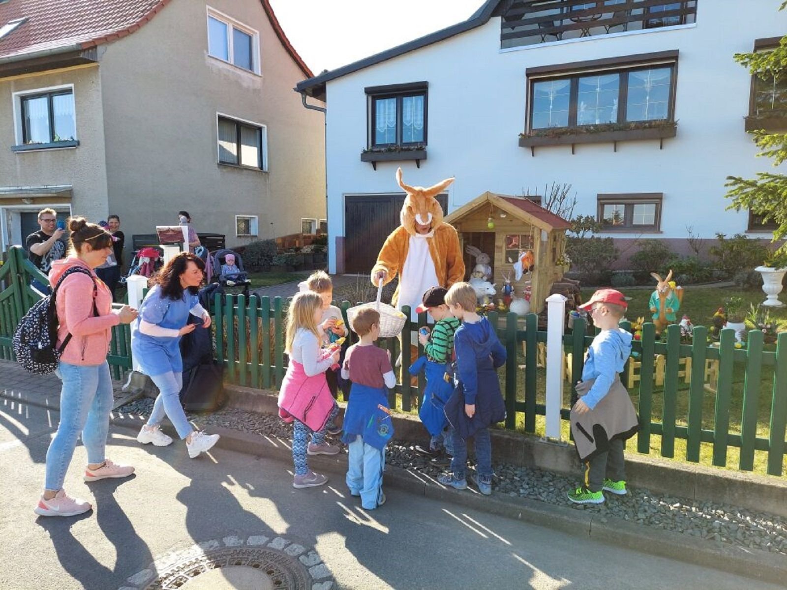 Osterhase Jörg Brückner hat den Garten vor seinem Haus in Gernrode österlich dekoriert und verteilt süße Naschereien an Kita- und Schulkinder.
