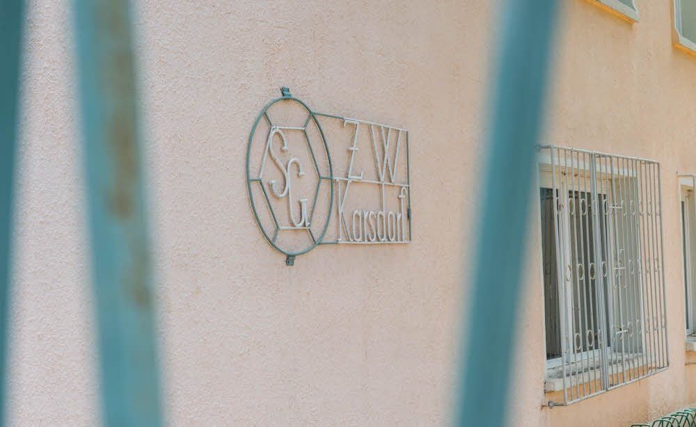Logo am Sportlerheim der SG ZW Karsdorf.