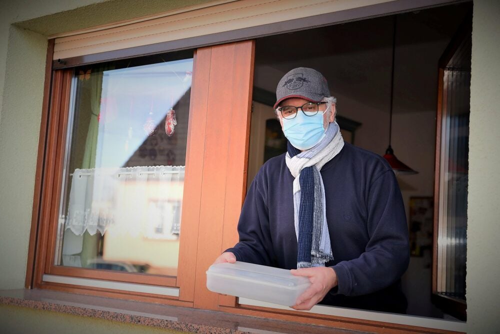 Wieder genesen: In der Quarantäne wird das Fensterbrett ihres Hauses für Gunter Schneider und seine Frau zur Ladentheke.