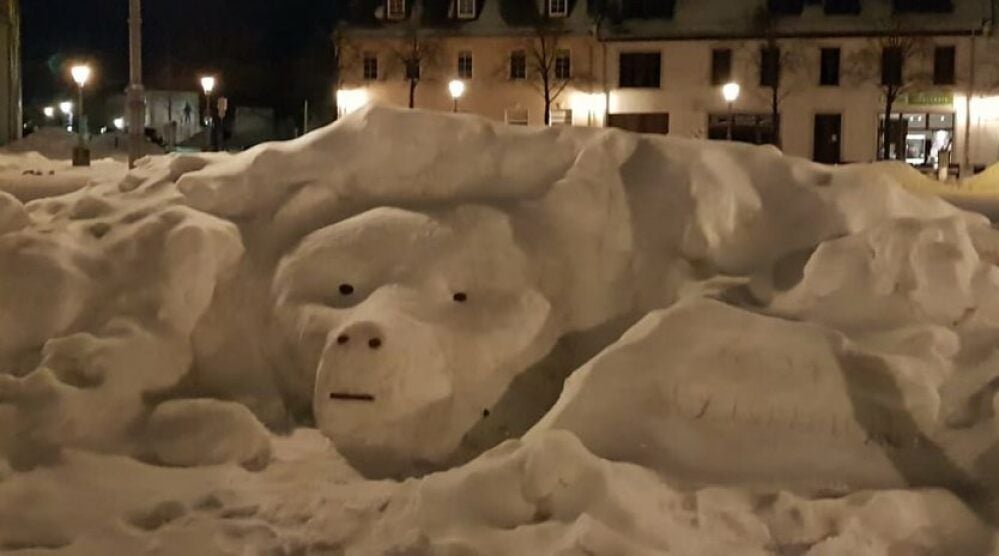 Kurz nach der Fertigstellung: Der Eisbär schaut aus der Höhle.