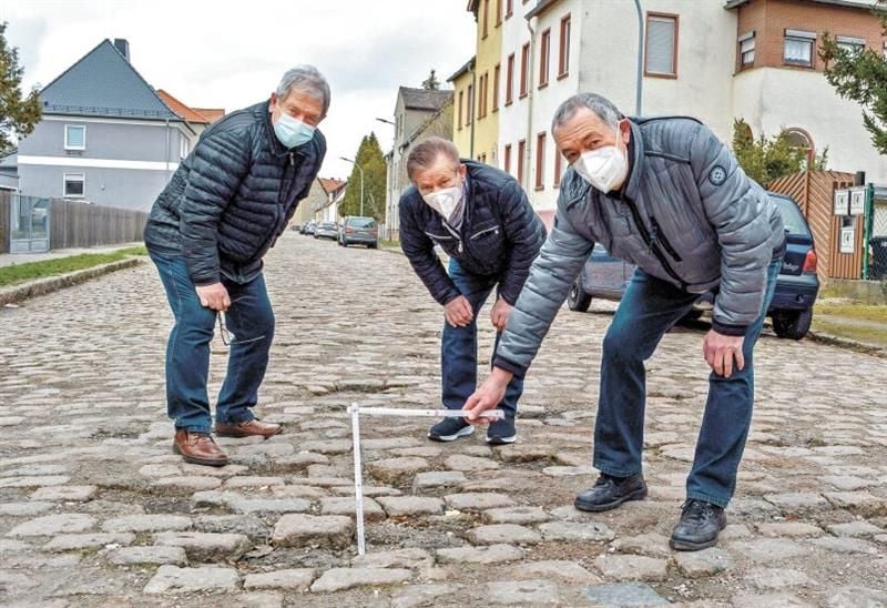 Dietmar Rau, Eugen Heinrich und Reinhard Reding zeigen das Ärgernis in der Von-Bose-Straße.