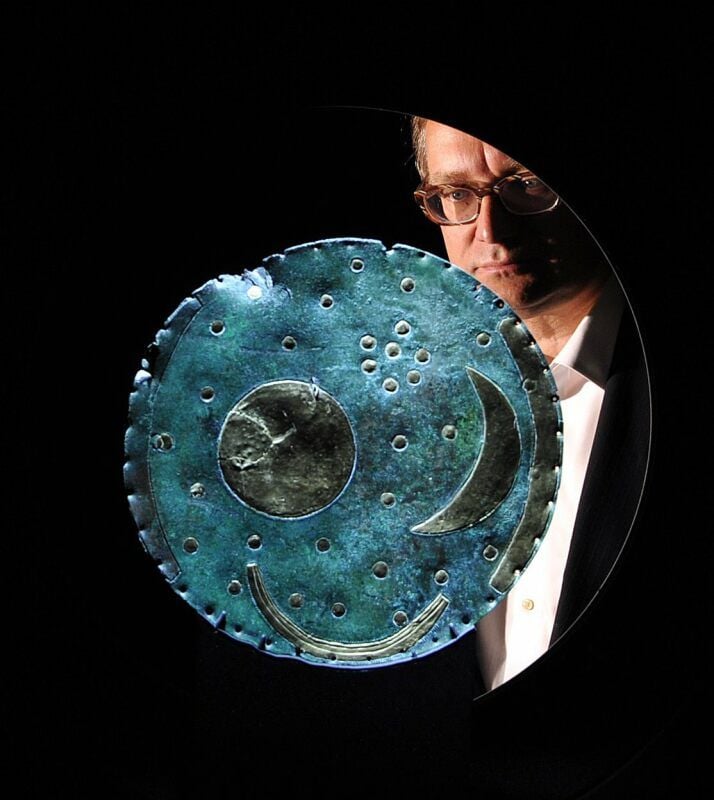 Museumsleiter Harald Meller blickt auf die Himmelsscheibe. Sie bildet den Ausgangspunkt für eine neue Ausstellung im Landesmuseum.