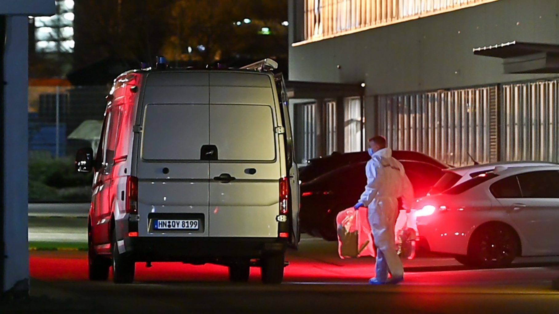 Ermittler untersuchen das Gelände rund um die Lidl-Zentrale in Neckarsulm, wo es zu einer Explosion mit Verletzten gekommen ist.