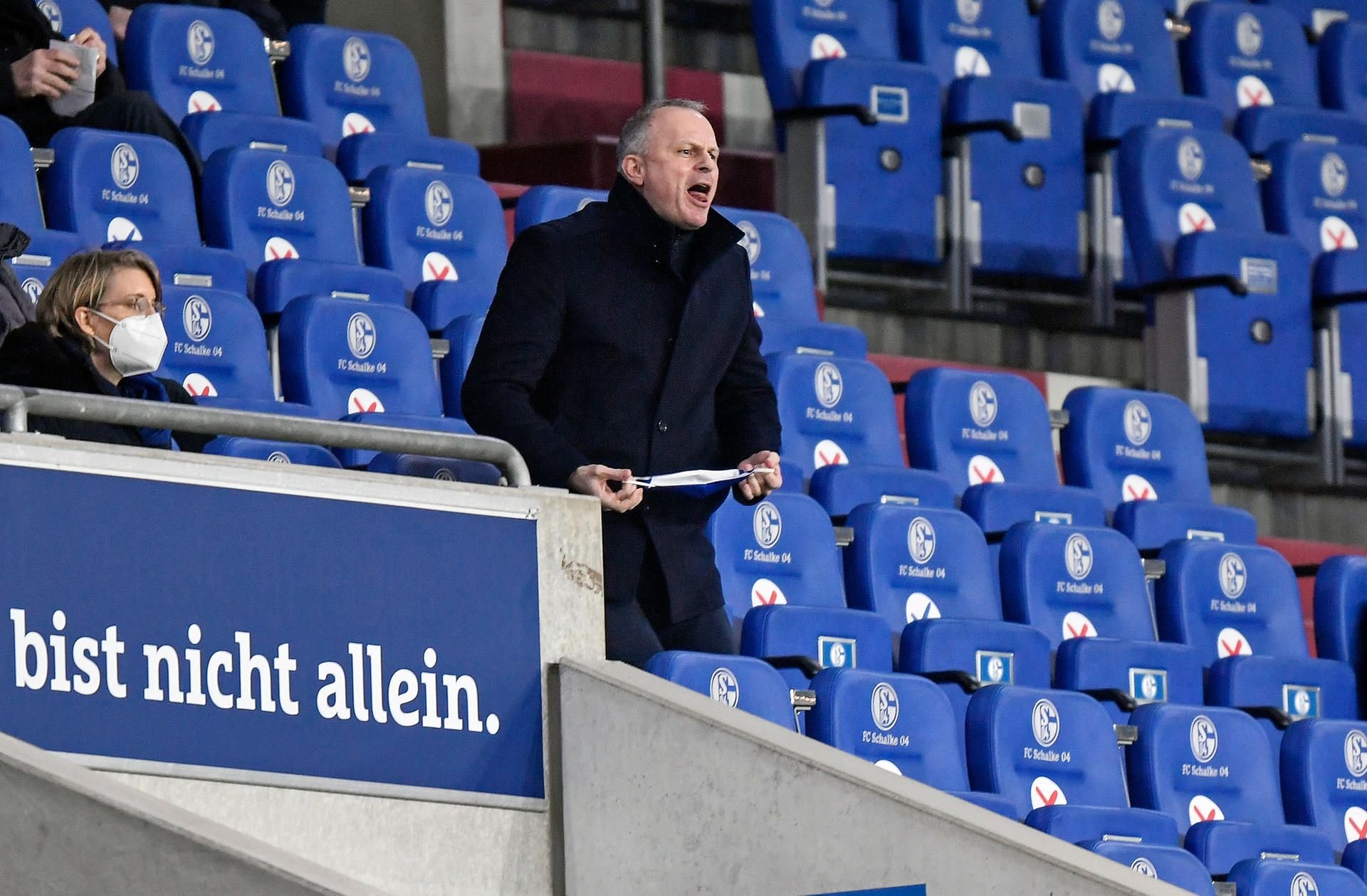 Jochen Schneider reagiert auf der Schalker Tribüne.