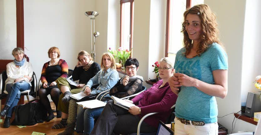 Im Systemischen Institut Naumburg berichtet die Fachpädagogin für Psychotraumatologie Eva-Maria Hoffart über ihre Arbeit mit traumatisierten Kindern.
