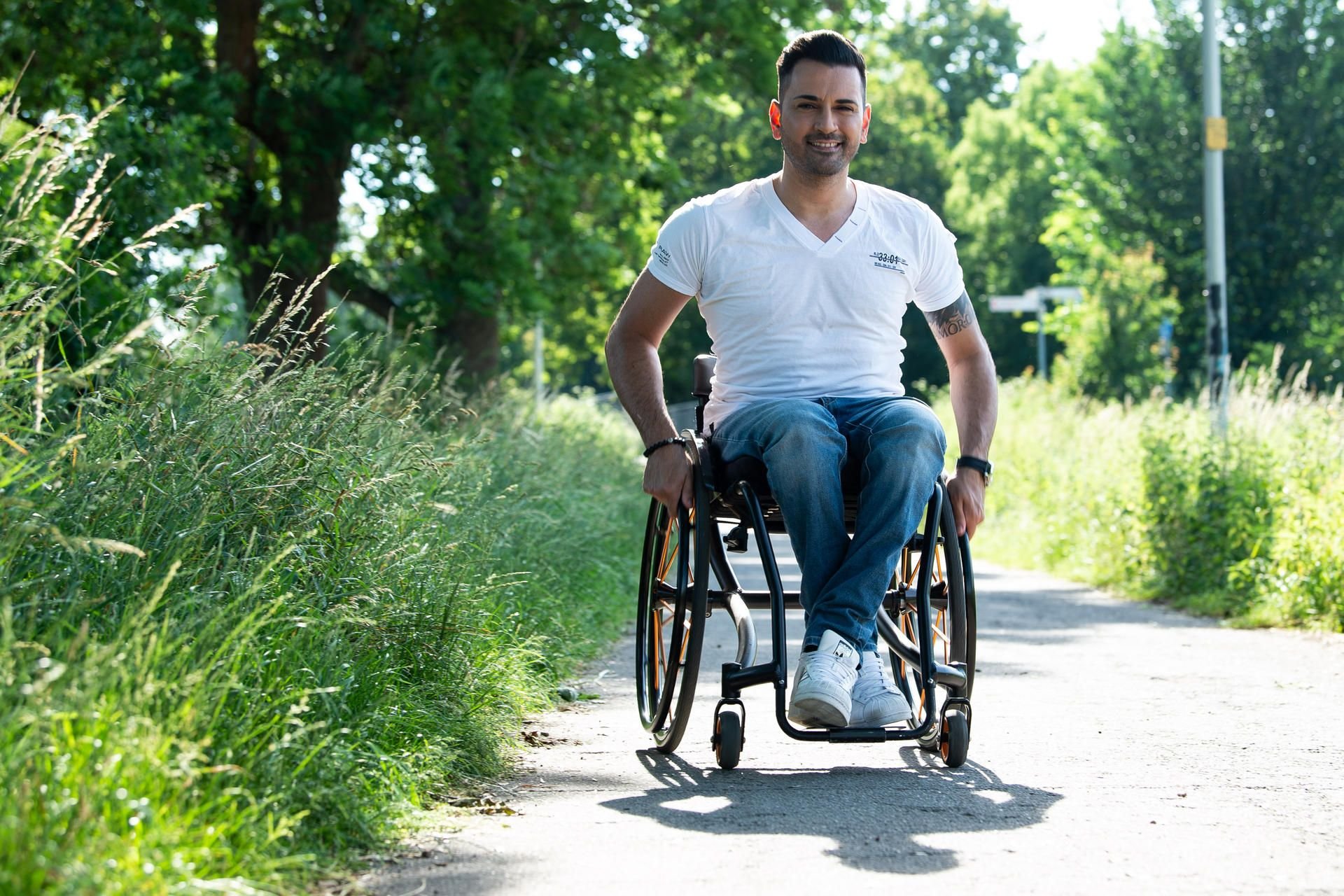 Tan Caglar, deutsch-türkischer Comedian, sitzt in seinem Rollstuhl. Der Schauspieler spielt in der populären Krankenhausserie «In aller Freundschaft» künftig einen Arzt im Rollstuhl.