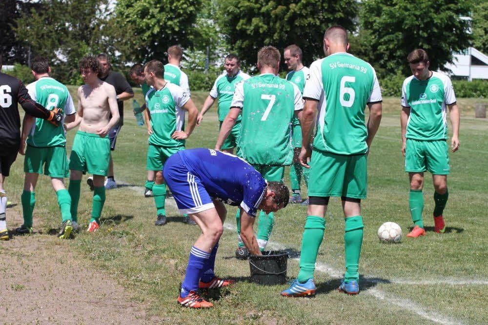 Die Hitze machte am Sonnabend den Fußballern in allen Ligen zu schaffen. Wie hier in Bad Kösen sorgte Wasser am Spielfeldrand für die dringend nötige Abkühlung.