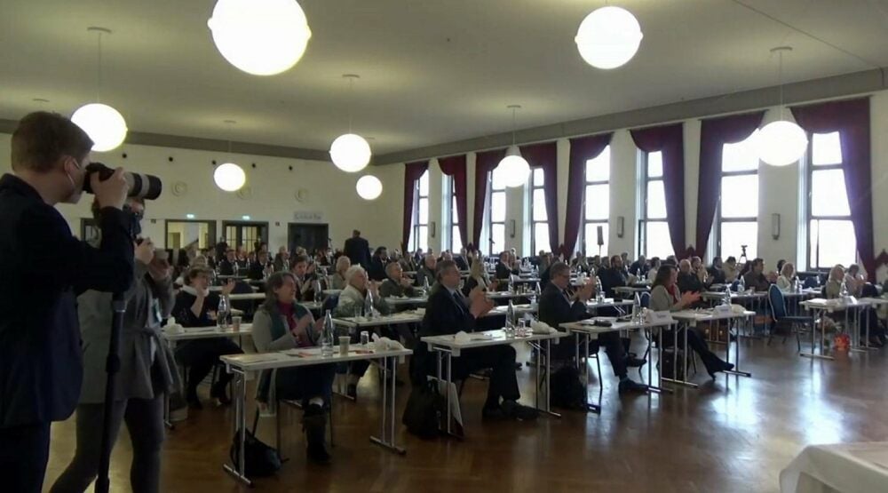 Auf dem Video, das die CDU selbst ins Internet stellte, ist die Situation auf dem Parteitag zu sehen. Masken trägt kaum ein Delegierter. Zwischen den Personen soll der Abstand 1,5 Meter groß gewesen sein.