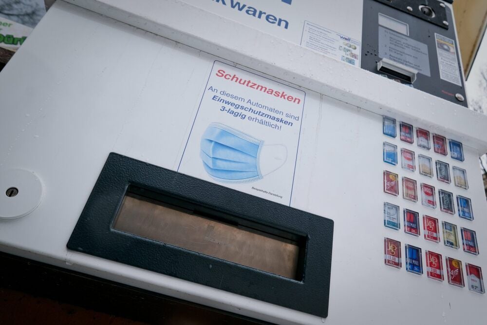 Derzeit ausverkauft: Masken am Zigarettenautomat beim Landesmuseum