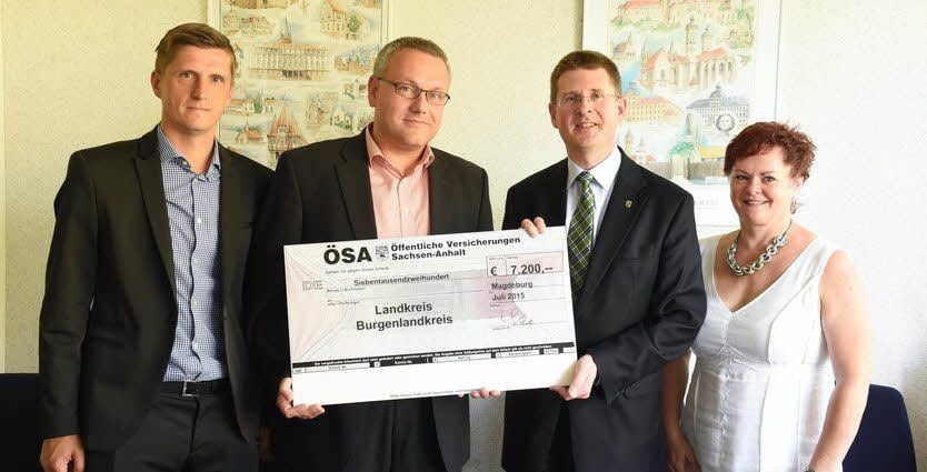 Landrat Götz Ulrich (2.v.l.) präsentiert den von Heide Föhre, Bernhard Sterz (2.v.r.) und Mario Rützel überbrachten Ösa-Scheck.