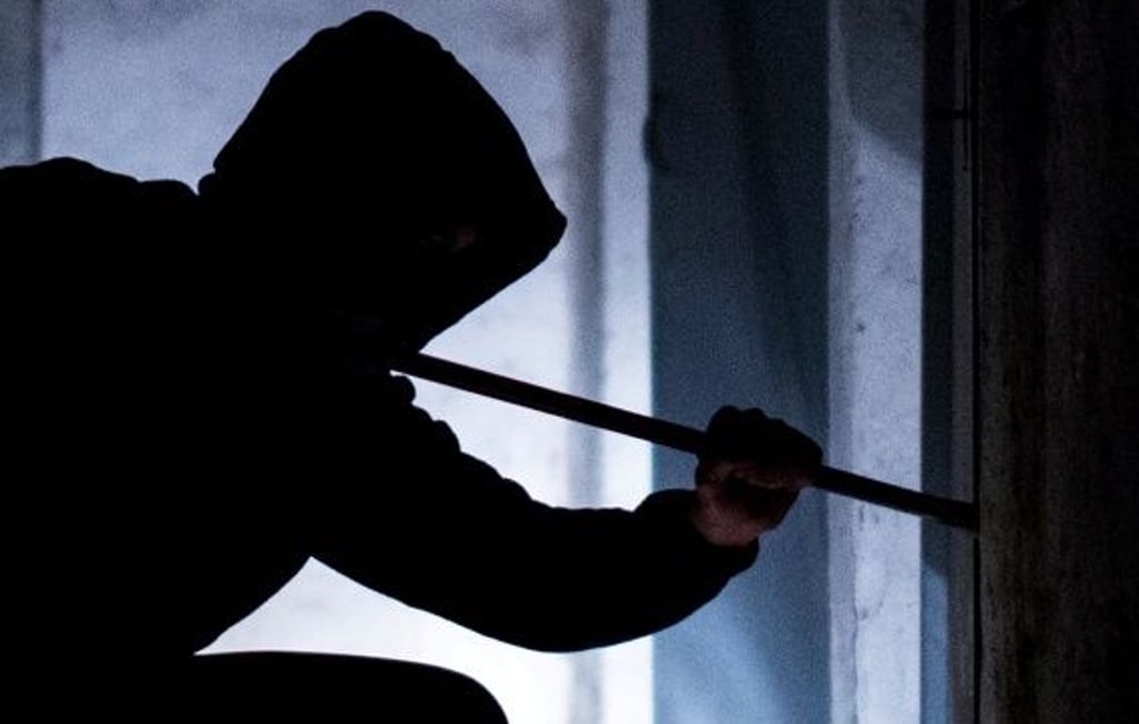 Die Spurensuche und -sicherung übernahm der Kriminaldauerdienst. Die polizeilichen Ermittlungen dauern an.