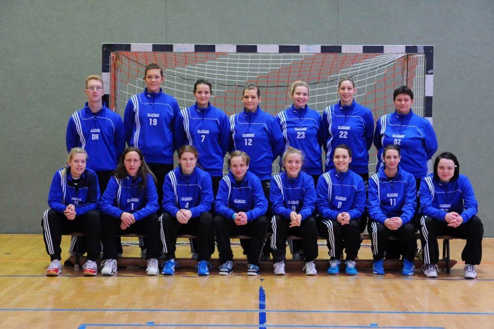 Die HCB-Frauen, hinten, v.l.: Mannschaftsleiter Danny Nas, Anna-Maria Schulz, Julia Luther, Jessica Altner, Luisa Hofmeister, Anja Flödl, Trainerin Doreen Zänker; vorn, v.l.: Elisabeth Sorge, Diana Gerber, Melanie Steinbach, Susann Radenz, Christina Dreesen, Theresa Gering, Ines Maß, Sarah Schaaf.