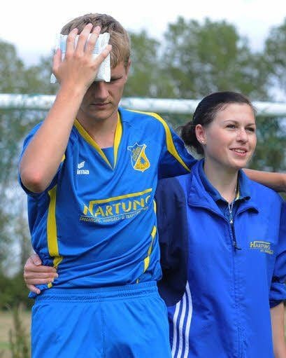 Fortuna-Spieler Tim Schaepmann musste mit einer Kopfverletzung vom Feld und ins Krankenhaus.