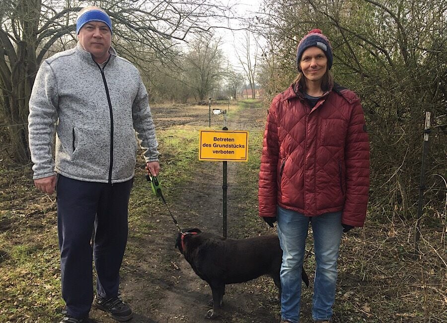 Werner Gotthilf (l.) und Paul Mittelsdorf vor dem versperrten Rundweg um die Postgrube in Zscherndorf