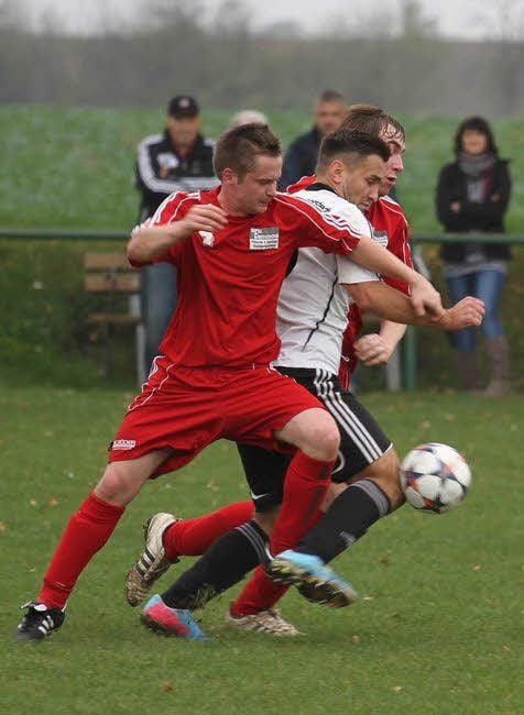 Der Herrengosserstedter Benjamin Hackbart (Mitte), hier bedrängt von den Lauchaern Patrick Hoffmann (l.) und Steven Walther, ist mit 15 Treffern der Top-Torjäger der Landesklasse, Staffel 6. Im Schnitt traf der ESV-Stürmer bisher in jedem Spiel einmal.