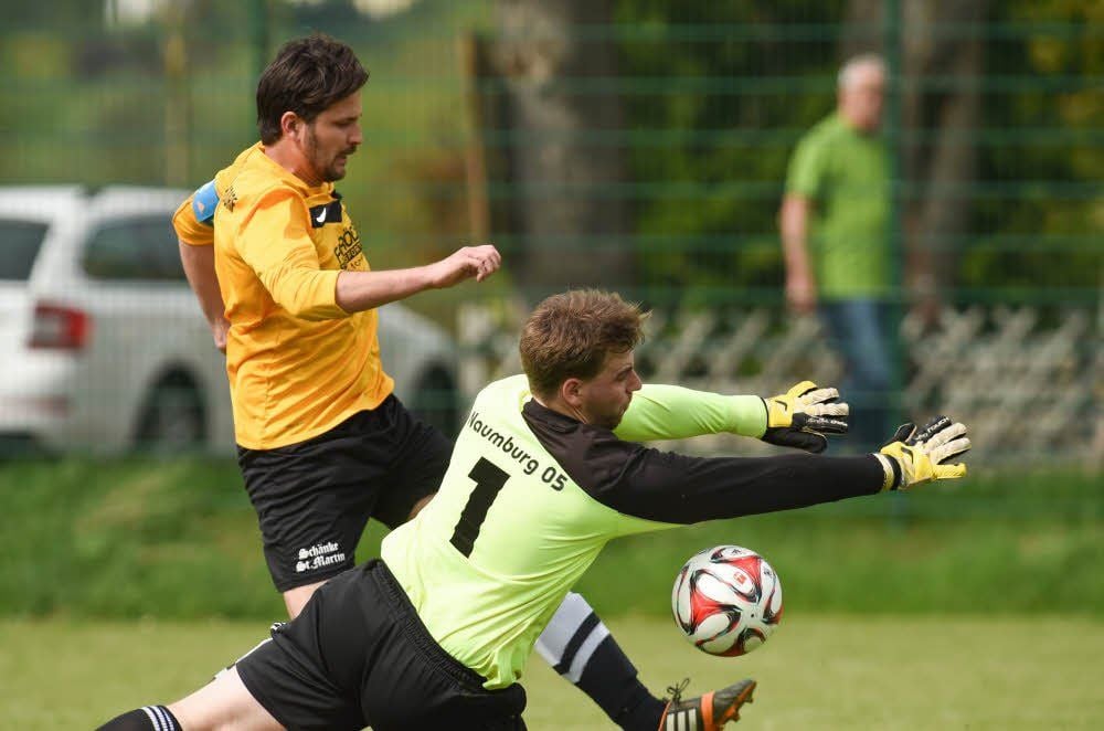 Ralf Kunze überwindet 05-Keeper David Riehl zum 0:1. Am Ende konnten sich die Gäste aus Mertendorf über einen 2:1-Sieg auf dem Halleschen Anger freuen.
