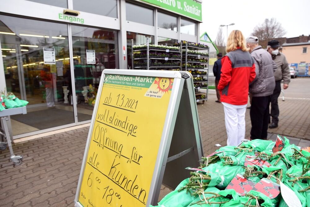 Es geht wieder los: Vor dem Köthener Raiffeisen-Markt hat sich am Montagmorgen eine Schlange gebildet.
