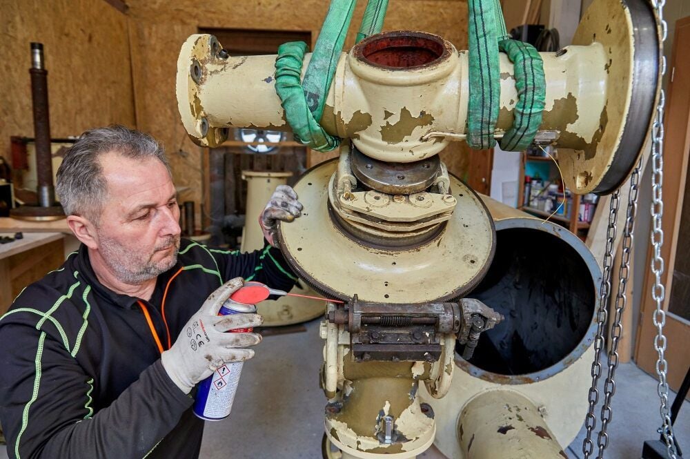 Das Zeiss-Doppelteleskop von der Sternwarte in Greifswald wird zurzeit in der Zellewitzer Werkstatt von Uwe Meiling restauriert.