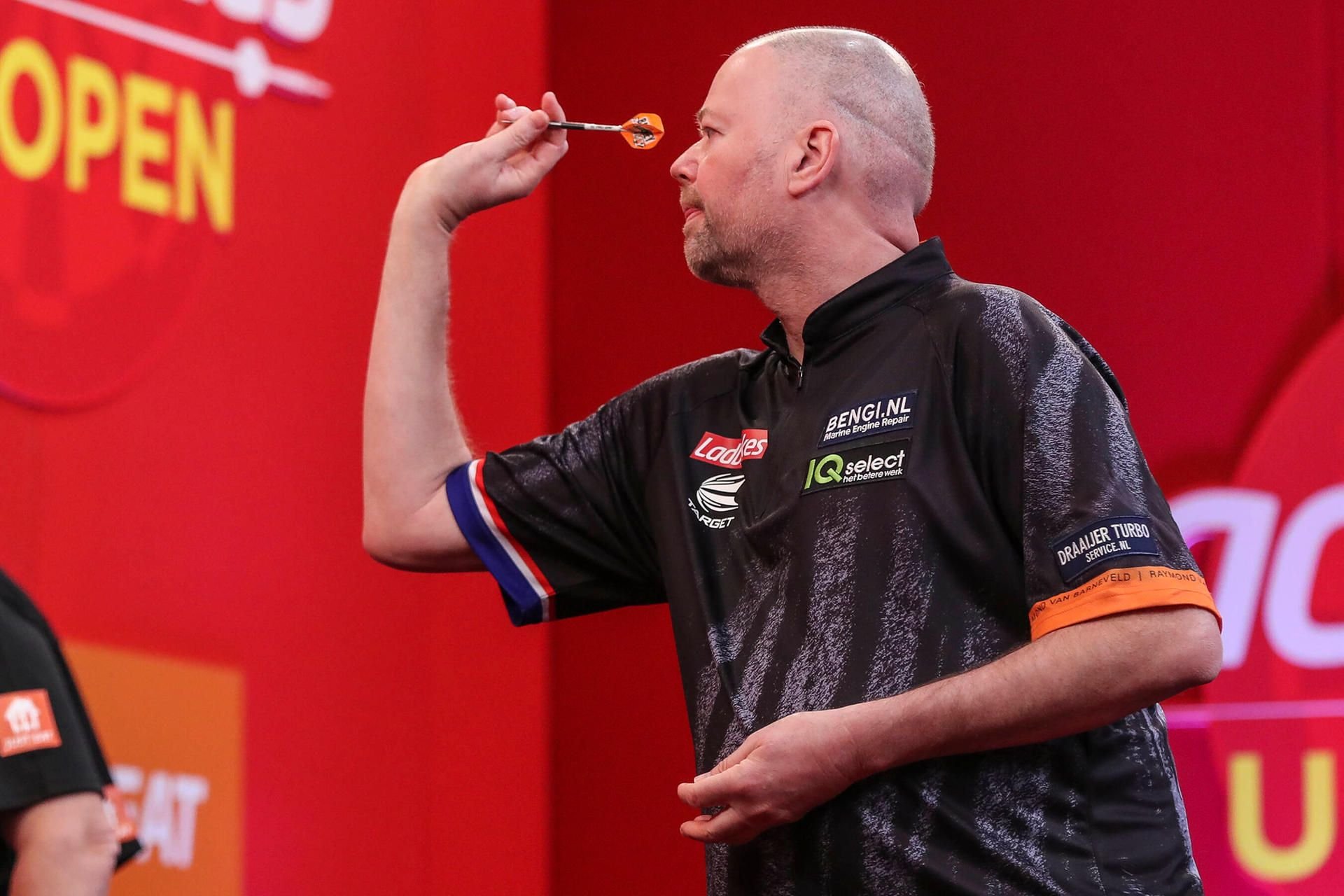 Ein Zusammenbruch von Raymond van Barneveld hat zur Unterbrechung des Turniers in Milton Keynes geführt.