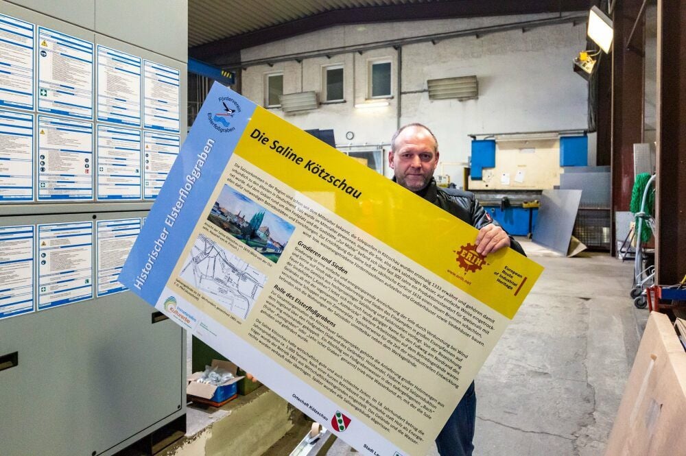 Thomas Trummer zeigt eine der neuen Tafeln für den Floßgraben.