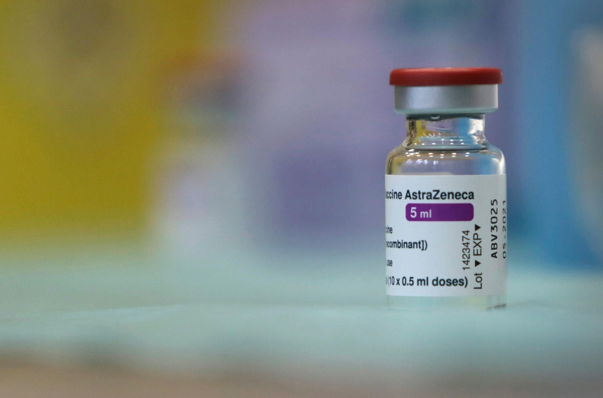 Eine Ampulle des Astrazeneca-Impfstoffs.