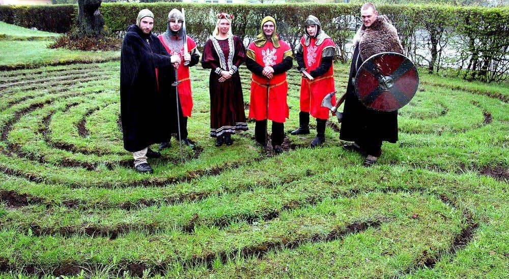 Aus den Klauen des Drachen Kuno befreit: die befreite Jungrfau Sonne mit Rittern im Rasenlabyrinth der Trojerburg.