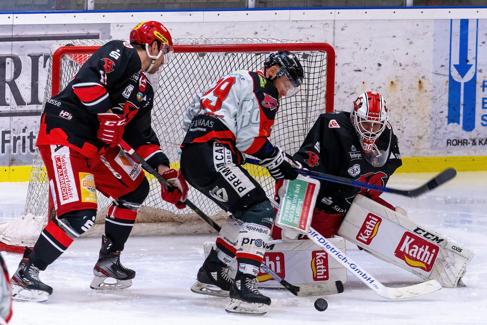 Ein Spieler von Diez-Limburg scheitert an Sebastian Albrecht, dem Goalie der Saale Bulls im Spiel der Eishockey Oberliga am 26.02.2021 in Halle.