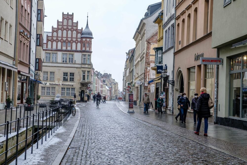 Collegienstraße, links im Bild das Modegeschäft „Wer hat Stil“