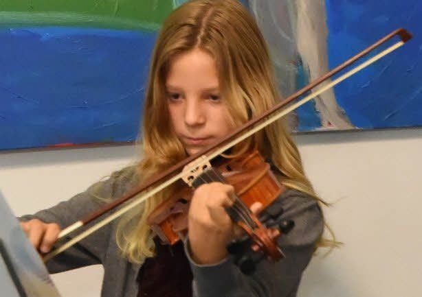 Zur Vernissage überraschte Laura ihre Mutter Agnese Martori mit einer auf der Violine beeindruckend dargebotenen Seitz-Komposition.